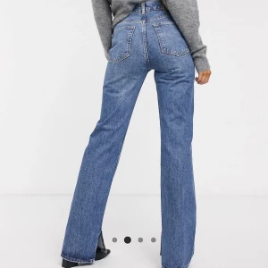 Jeans - Mörkblåa jeans från PULL&BEAR. Köpte för 419kr och säljer för 250kr. Aldrig använda. Jätte sköna med slits vid benslut. Frakt 63kr