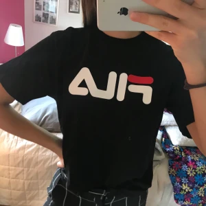 Fila t-shirt - Svart oversized fila t-shirt i storlek S. Har bara provat den så i nyskick! Supersnygg och passar till det mesta. Köpare står för frakt! :)
