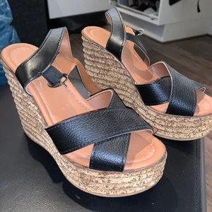 Klackskor från NA-KD storlek 36 - Snygga och sköna klackskor, använd en gång så i bra skick.