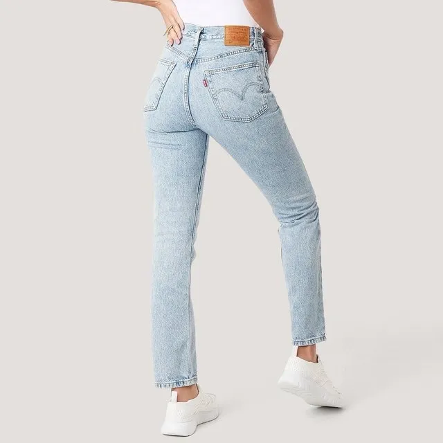Levi’s 501 Crop i strl W27 L28. Jättefina jeans i ljusblå som kommer hålla i flera år. 550 kr . Jeans & Byxor.