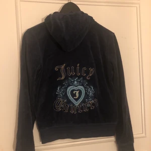 Juicy couture kofta - Funderar på att säja den, beror på bud. Jätte fin och är i bra skick💕💕💕 storlek M