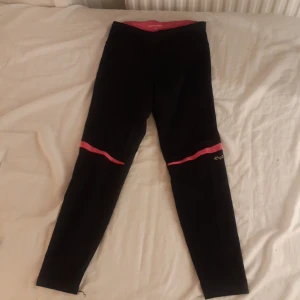Träningstights - Dessa tights är sällan använda och i väldigt bra skick. Sitter väldigt bra runt höfterna och andas bra när man tränar.