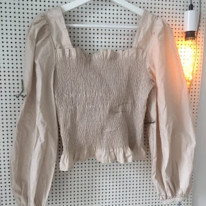 Smocked Ballon Sleeve, NA-KD, strl 36 - Ny med lappar. Köpt på Plick men var lite för stor för mig så skulle säga att den passar S/M.