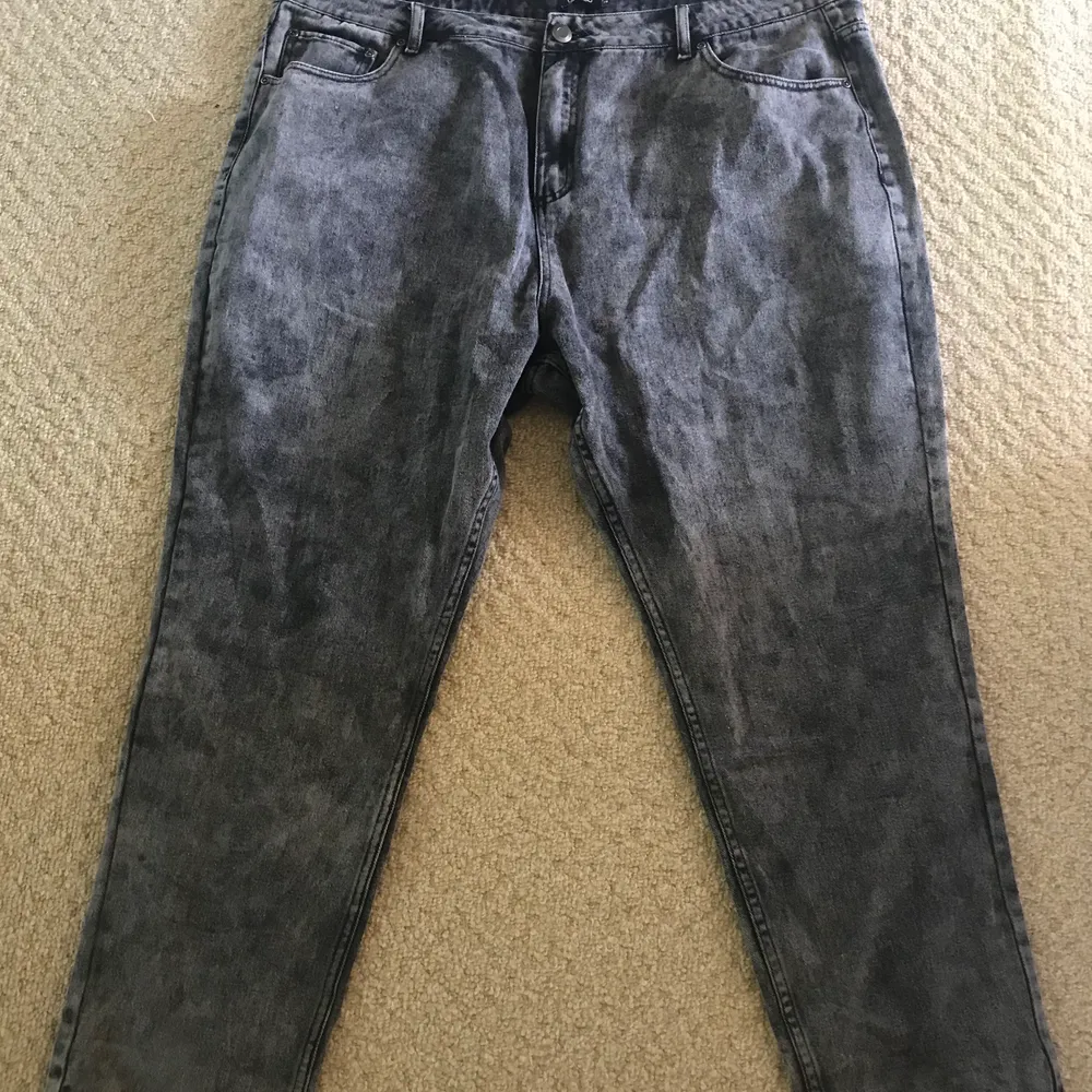 Grå stentvättade jeans i boyfriend modell✨ Från Boohoo Aldrig använda, pga fel storlek✨ Strl 52. Jeans & Byxor.