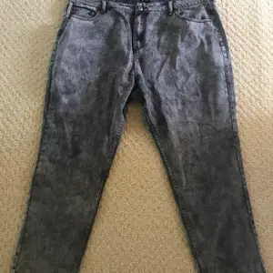 Grå stentvättade jeans i boyfriend modell✨ Från Boohoo Aldrig använda, pga fel storlek✨ Strl 52