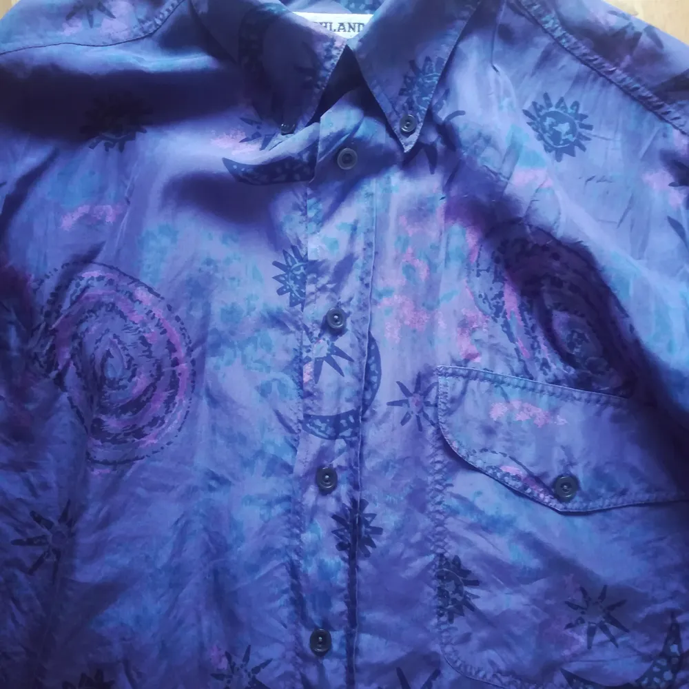 Beautiful vintage shirt in very good condition size L. Material is 100 % silk. Post is 44:- It is 81cm long at the back and 57x2 cm wide (from armpit to armpit) 👻👻👻. Skjortor.