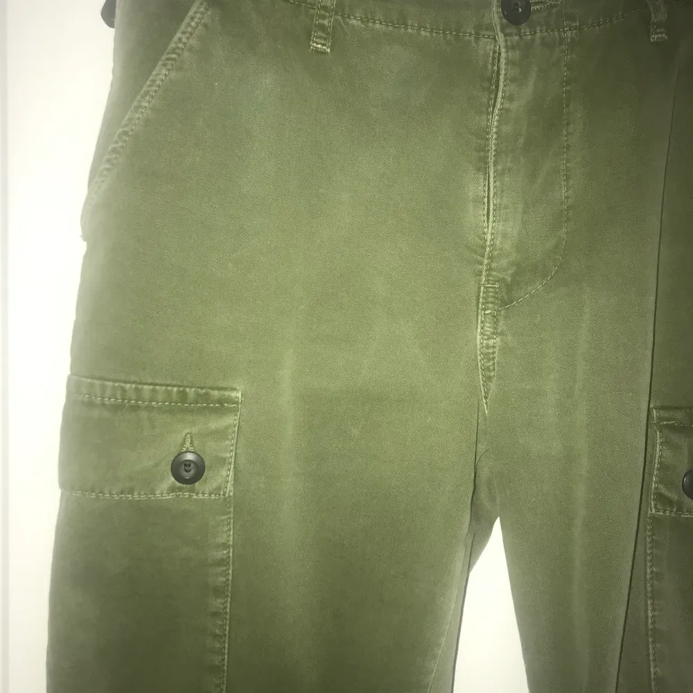 Snygga gröna zara byxor. Säljer pga blivit för små. Storlek 36. Använd 3 gånger i väldigt bra skick. . Jeans & Byxor.