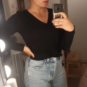 Svart tröja - En svart tröja. Bra basic plag, lätt att matcha till annat och göra en snygg outfit.