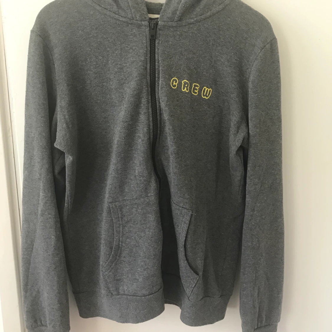 Grå kofta med tryck