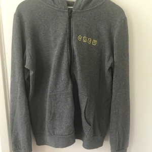 Grå kofta med tryck - Grå kofta med tryck, snöret fattas✨ Från Terranova Använts som arbetsuniform i galleria✨ Strl XL