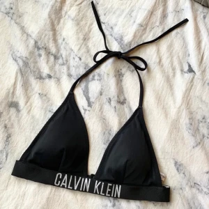 Calvin Klein bikinitopp - Bikinitopp från Calvin Klein i storlek M, sparsamt använd🖤 120kr ink frakt 