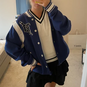 Baseballjacka - BUD I KOMMENTARERNA avslutas LÖRDAG (5/9)!! Skitcool varsity/collegejacka från Polo Ralph Lauren (invikt på bilderna) ! Blå med snygga detaljer, superskönt material💞 