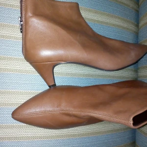 Nya boots 39 - Boots med liten klack i skinn fr Rizzo, strl 39 men passar oxå den som har 38, nypris ca 1.100kr, säljer för 400kr. Köpare betalar frakt 😊