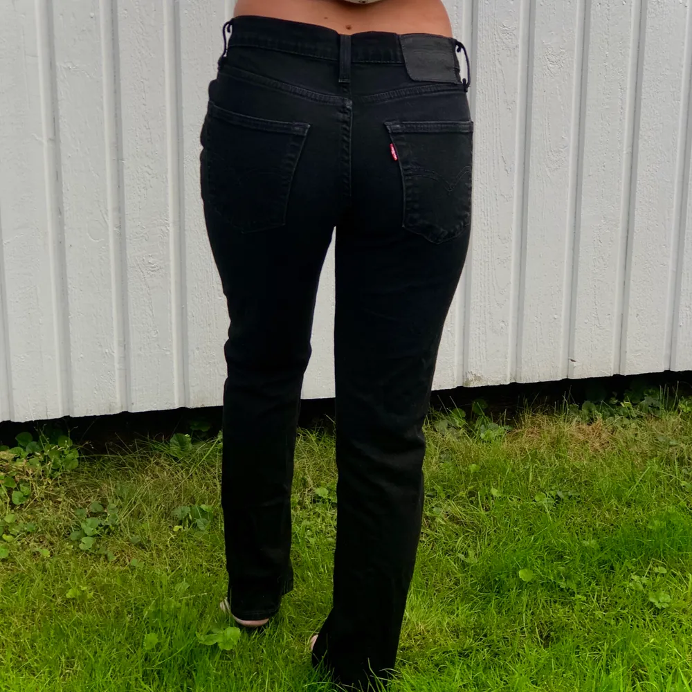 Svarta Levis jeans nypris 1000 kr. 30/30 i storlek (inte jag på bilden). Jeans & Byxor.