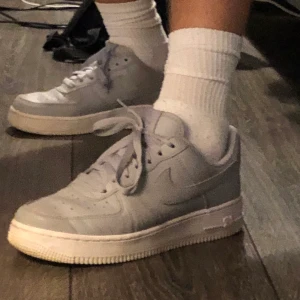 Nike Air Force 1 - Nike Air force 1 grå (tror det var limited edition), i fint skick. Pris kan diskuteras:))