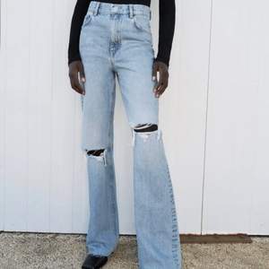 Helt nya Zara jeans med hål i knäna,slutsålda på hemsidan, bud från 500, frakt tillkommer på 60kr 🤍🤍 skickas i orginalförpakningen om så önskas! 