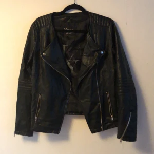 Skinnjacka  - Skinnjacka i fint skick. Storlek 40 men passar även 42. Skickar gärna men köparen betalar frakten 