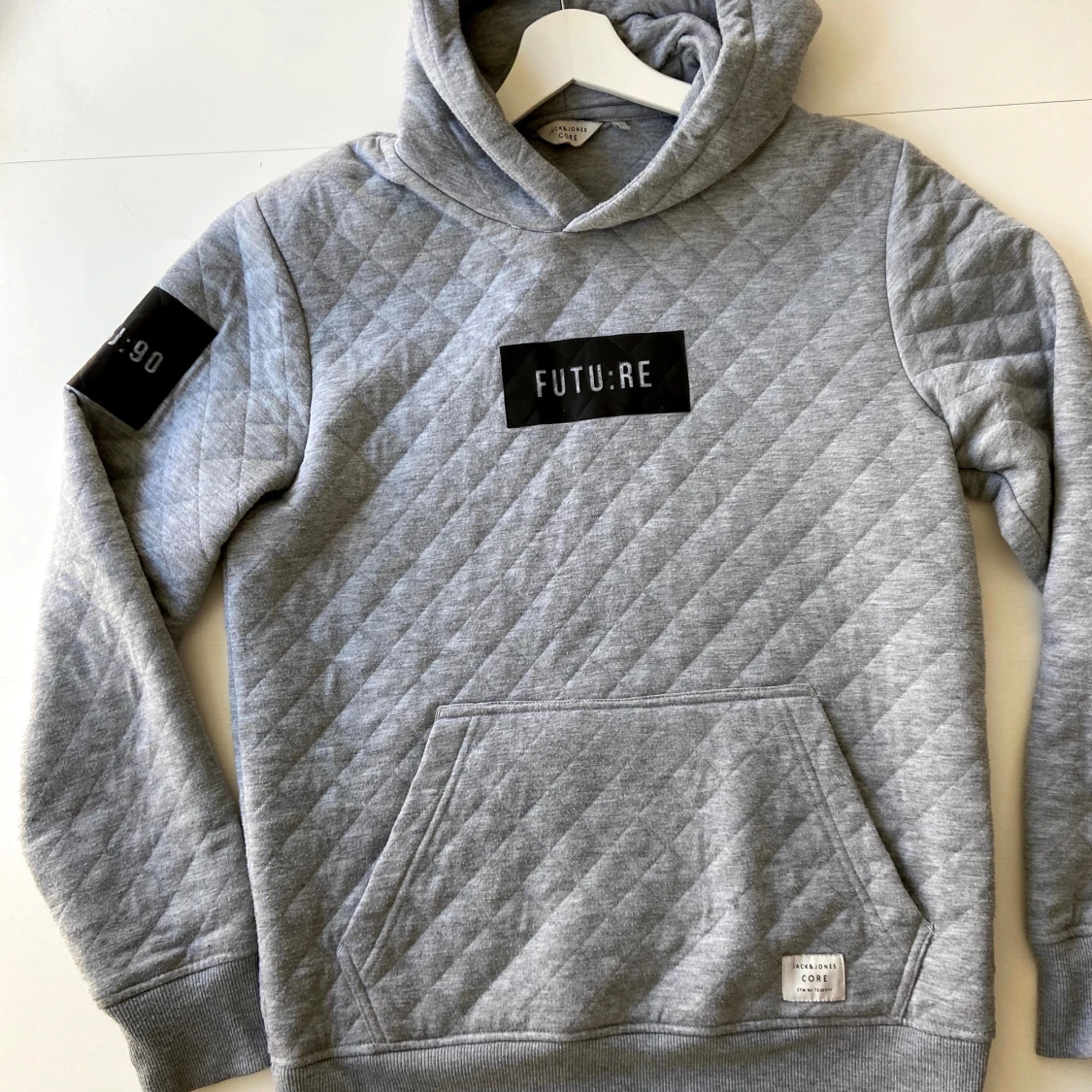 Grå hoodie