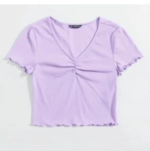 Gullig topp stl xs - Lila topp. Helt ny endast testad bara!             Bud: 70