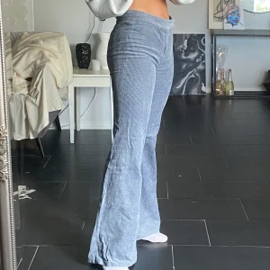 Ljusblå manchesterbyxor  - Ljusblå manchester byxor i flare modell. Säljer pga för stora i midjan, annars superfint skick!! Frakt tillkommer.