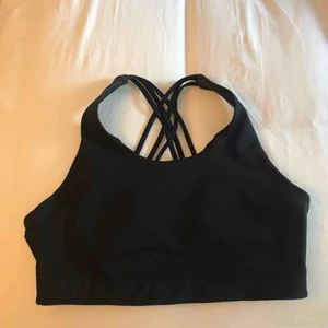  - Svart sport-bh från Stadium, märket SOC. Storlek M och endast provad. Flätade band i ryggen. Frakt tillkommer! :)