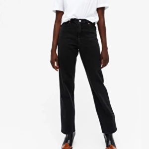 Monki jeans taiki  - Svarta jeans från monki i modellen taiki, jättefina men kommer inte till användning! Endast använda 2 gånger. Skriv för fler bilder!! 