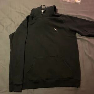 Axel Arigato hoodie Storlek M - Säljer denna hoodie då den inte används, väldigt bra skick (knappt använd), nypriset ligger på ca 1200kr så säljer den för 500 då det blir svårt att sälja den för dyrare, den är självklart äkta. Skriv om du undrar något utöver detta👍👍