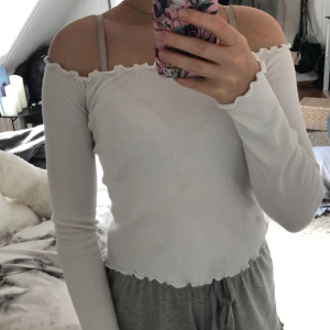 Vit of-shoulder tröja i storlek S - En vit of-shoulder tröja i storlek S från Forever 21. Använd ett fåtal gånger men inte riktigt min stil så därför säljer jag den. 