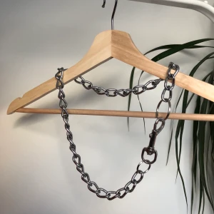 Kedja - Kedja som går att ha runt halsen eller på byxor. Endast använd 1-2 gånger. Kan frakta eller mötas i Skåne. DMa om du undrar nåt ☀️