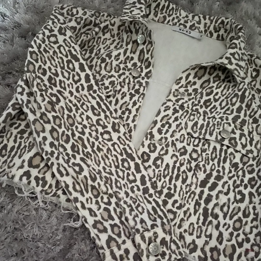 En fin kort  leopard mönstrad jeansjacka från nakd i strl 38. Aldrig använt endast testad en gång. Sitter fint och passar till allt, går även att styla en ”tråkig ” svart outfit till en unik och snygg outfit!! Säljer då jag inte kmr använda ny pris :499kr. Jackor.