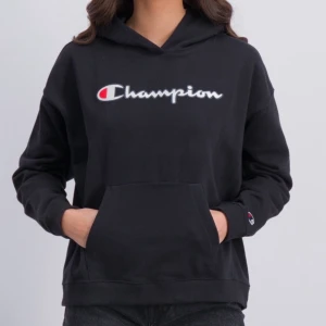 Champion  - En svart hoodie. Använd ett fåtal gånger. Frakt tillkommer 63kr. 