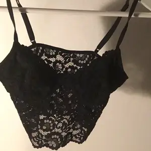 En spets Bralette endast testad tuvär fel stolek för mig med lite större bröst stolek xs/s möts endast upp i Borås 