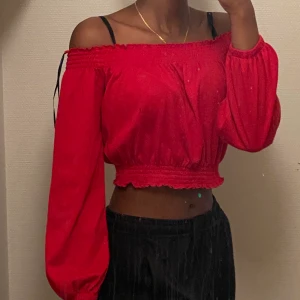 Röd off shoulder tröja - En röd off shoulder tröja som är i väldigt bra skick💞 kontakta för mer info/frågor💞  frakt tillkommer men kan mötas upp i gnesta💞