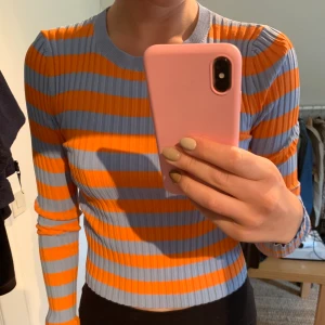 Zara - Tröja - Randig (blå och orange) tröja från Zara. Använd Max 2 gånger. Nypris 259kr. Höjt mitt pris till 200kr pga så många intresserade först till kvarn! 💙🧡💙🧡 Frakt tillkommer!