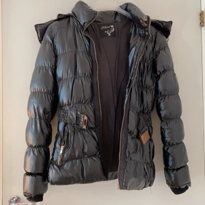 Säljer min älskade jolina jacka. - Jacka från missäy, jättefin jacka som tyvärr är för liten nu. Ena dragkedjan har fastnat och bältet har ”rostat” därav det billiga priset, säljs också utan päls då den är förstörd.