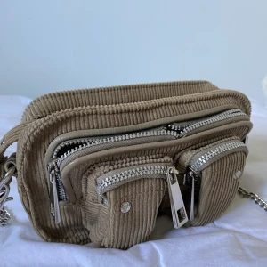 Nunoo corduroy - Superfina Nunoo väskan i en beige färg, som knappt är använd och där av säljer jag den. 