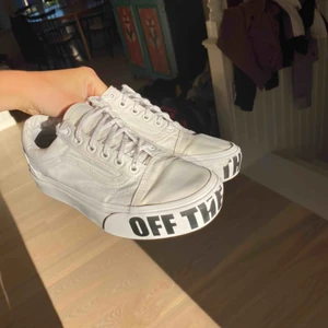  - Vita vans med texten ”off the wall” på sulan. Texten har blivit lite avnött men annars i bra skick. 