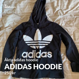 Adidashoodie, strl XS  - Äkta adidashoodie svart. I storlek XS.  Bra skick, endast använd några fåtal gånger. Nypris 629. Mitt pris 250:-  Köparen står för frakt. 😄 