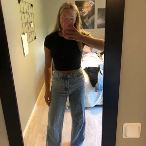 Raka jeans - Snygga jeans älskar dessa men de är förstora. Jag har satt på en till knapp för att göra de lite justerbara och mindre men de är fortfarande förstora. Sjukt skönt material är så ledsen för att den är förstora. Knappen/ knapparna syns på bild två. Köparen står för frakt. Det är small men jag skulle säga att de är lite större än så då jag normalt har 36 på jeans
