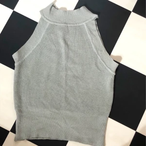 Mintgrönt linne - 🌟 Nedsatt pris, doneras snart!🌟 Skönt ribbat linne med hög krage. Färgen motsvarar bäst bild 2