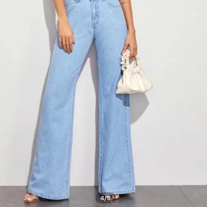 Light baggy jeans - Köpta som XS men sitter som S eller liten M i midjan 😘 För långa för mig som är 173cm så om du är 5-10cm längre är de nog perfekta ❤️ Färgen är precis som på första bilden, bara dåligt ljus på min bild. Skriv för fler bilder eller vid frågor 💗