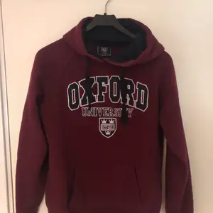 Jättefin hoodie från Oxford universitet. Fint skick! Bud om många vill köpa!