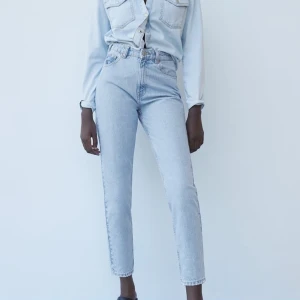 Zara jeans - Säljer dessa populära helt slutsålda jeans från Zara i storlek 38 då de blivit för små för mig. Bra skick!!💖💖 skriv privat för fler bilder