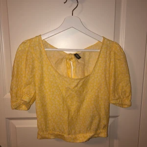Gullig blus med fin detalj 🌸 - Jättefin gullig tröja med blommor på! Fin passform & hål/knyte i ryggen (bild 2). Aldrig använd då den inte tilltalar min typ av klädstil. Skulle uppskatta den storleksmässigt till en S/M. Vid frågor kontakta mig privat. 75kr eller bud vid ökat intresse! 🦋⚡️