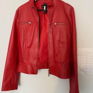 Skinnjacka storlek M - Stolek M. Riktigt skinn. 