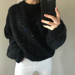 Stickad tröja & other stories - Sjuuukt ball stickad tröja från & other stories. Aldrig sett en likadan, sjukt snygg och unik!! Storlek L för en najs oversized passform. Jag har vanligtvis storlek s😍😍😍😍