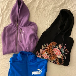 Koftor - Tre koftor som är i fint och bra skick. Den lila koftan är i storlek S och är jätteskön. Puma koftan är lite som en träningskofta i storlek S. Den svarta hoodien är i storlek S och har en tiger som mönster. Alla för 400kr en för 150kr