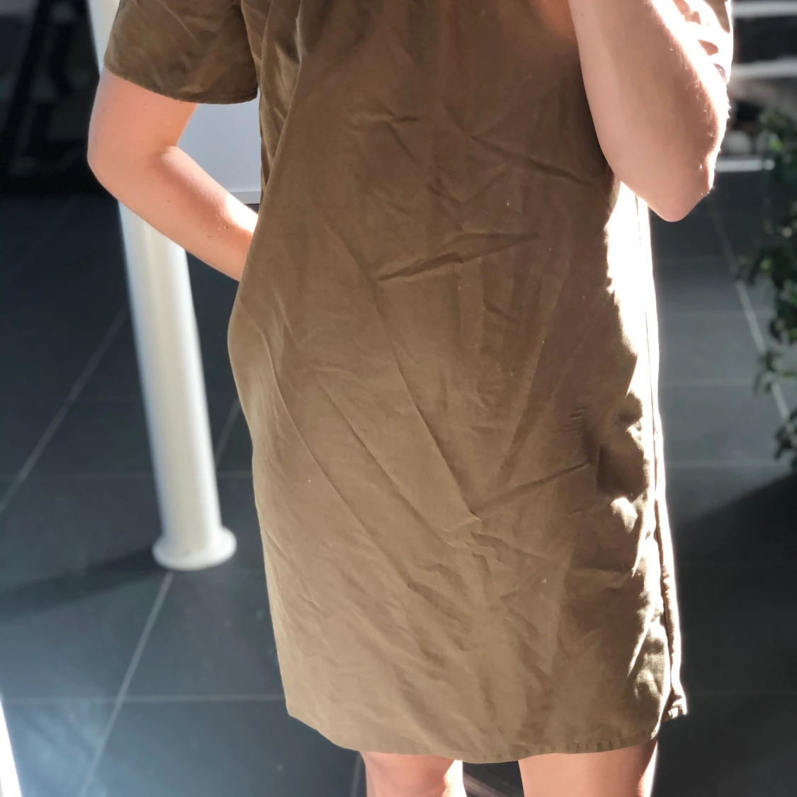 Fin off shoulder klänning från H&M beige/brun