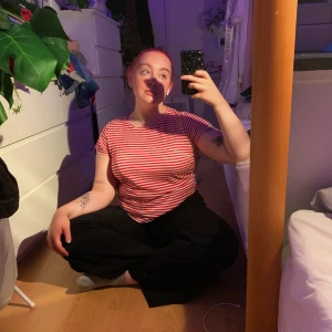 randig t-shirt - en randig t-shirt som jag köpt på HM för ett tag sen ❤️ inte alls använt många gånger! strl medium ✨✨ köparen står själv för frakten vilket är 30 kronor!