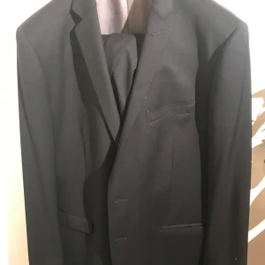 Kostym  - Använd en gång, väldigt fin kostym och byxor  märke är matinique 